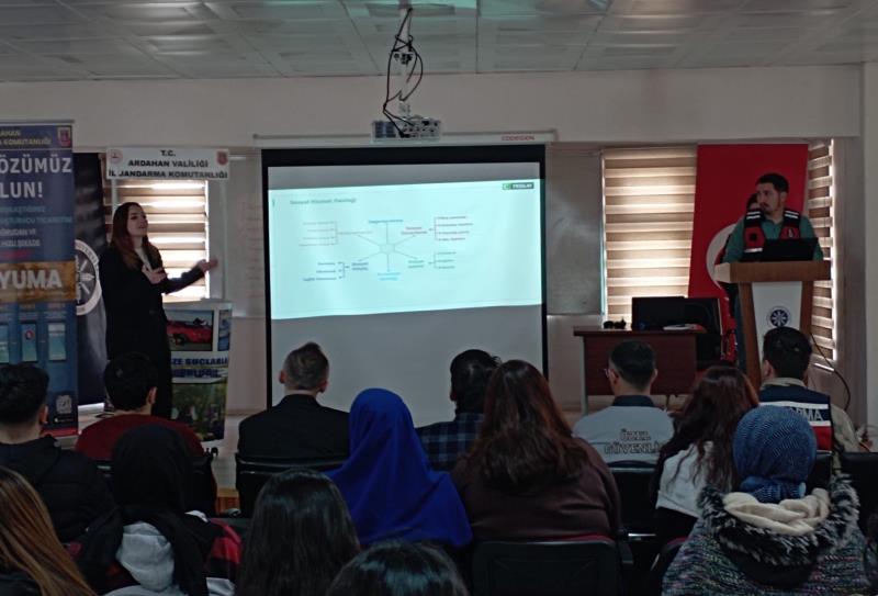 Çıldır MYO da Madde Bağımlılığı ve Uyuşturucuyla Mücadele Konferansı Gerçekleştirildi.
