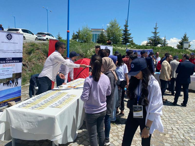 Bonus Hoca Çıldır MYO Tanıtım Standında.