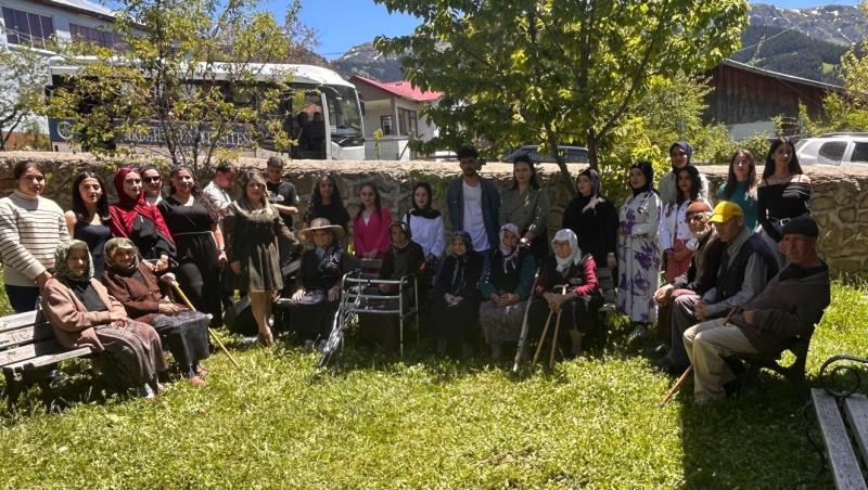 Öğrencilerimizden Türkiye’nin İlk ve Tek Sokak Tipi Huzurevine Anlamlı Ziyaret.